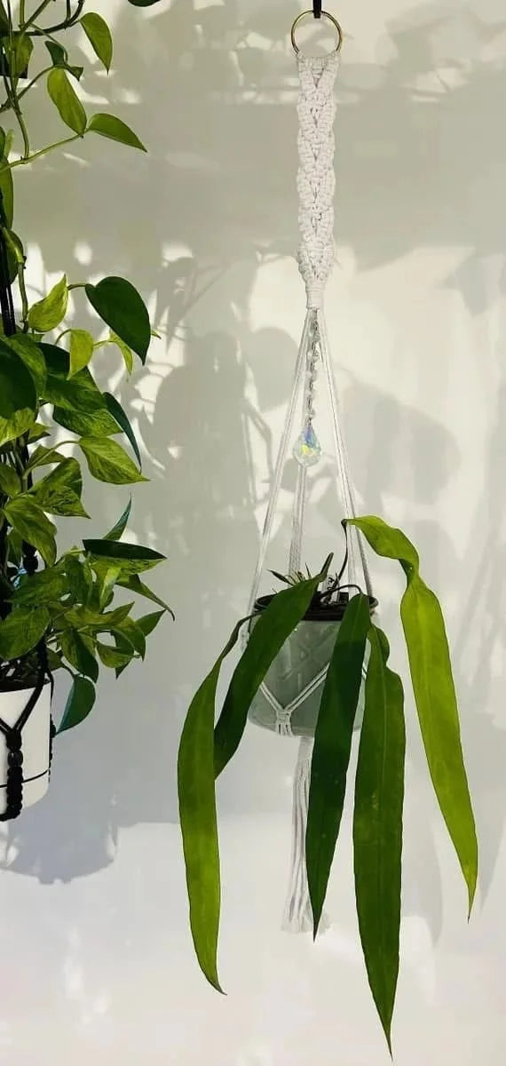 Macramé blanc tressé avec cristaux